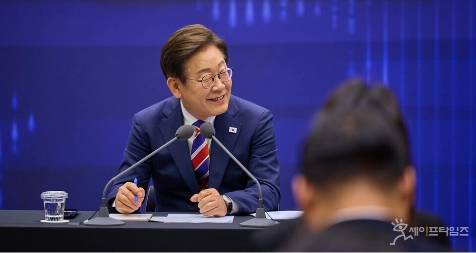 ▲ 이재명 대통령이 11일 서울 한국거래소 통합관제센터에서 불공정거래 근절을 위한 시장감시본부 실무 직원들과의 간담회를 하고 있다. ⓒ 이재명 대통령 페이스북