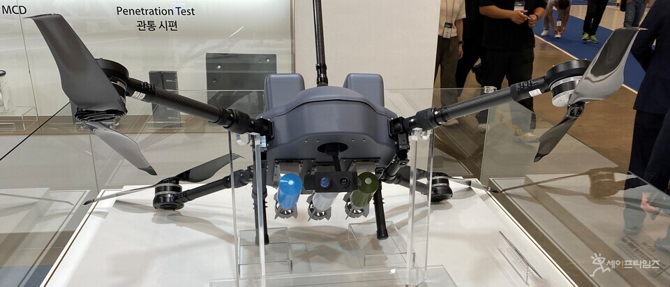 ▲ 풍산의 탄약투하 공격 소형드론(MAD-AM). 상황에 맞게 다양한 탄약을 골라 공격할 수 있다. 