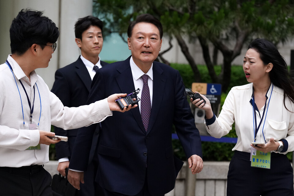 ▲ 윤석열 전 대통령이 지난 16일 서울 서초구 서울중앙지방법원에서 열린 내란 우두머리 혐의·직권남용 권리행사 방해 혐의 사건 7차 공판을 마치고 취재진의 질문을 받으며 법원을 나서고 있다. ⓒ 연합뉴스