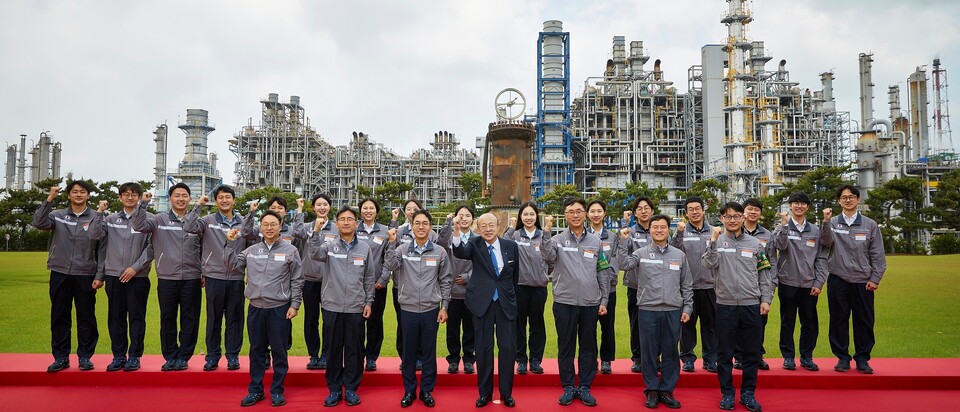 ▲ 김승연 한화그룹 회장이 17일 충남 서산 한화토탈에너지스 대산공장을 찾아 임직원들과 기념사진을 촬영하고 있다. ⓒ 한화