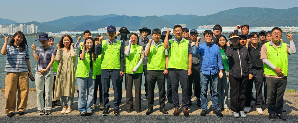 ▲ 울산항만공사 관계자들이 다가오는 장마철을 앞두고 선박안전을 확보하기 위한 환경정화활동을 하고 있다. ⓒ 울산항만공사  