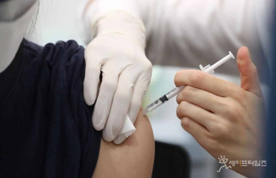 ▲ 한 시민이 코로나19 바이러스 검사를 하고 있다. ⓒ 세이프타임즈