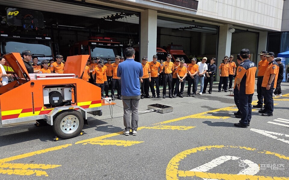  ▲ 대전소방본부는 유성소방서에서 전기차 하부 관통형 소화약제 방사기기 시연을 했다. ⓒ 대전소방본부