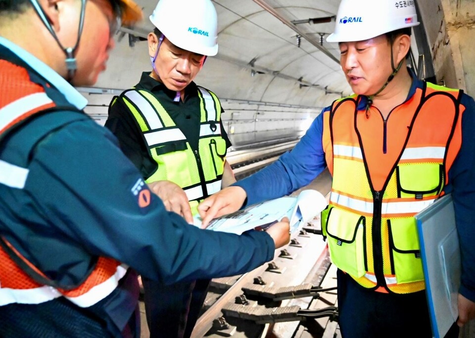 ▲ 한국철도공사(코레일)는 19일 여름철 폭염을 대비해 한문희 사장이 직접 경기 시흥철도차량정비단과 서해선(일산∼원시) 구간 역사 등을 방문해 시설 점검과 차량 운용, 유지보수 현황을 점검했다고 밝혔다. 코레일은 지난달부터 재해대책본부와 폭염·풍수해대책본부를 24시간 운영 중이다. 한문희 코레일 사장이 이날 서해선 소사역을 찾아 선로 시설물을 점검하고 있다. ⓒ 코레일