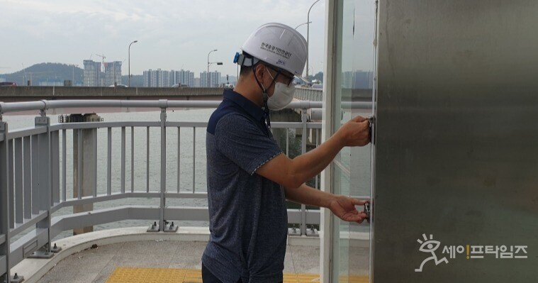 ▲ 승강기안전공단 검사원이 교량용 승강기 특별 안전점검을 하고 있다. ⓒ 세이프타임즈 DB