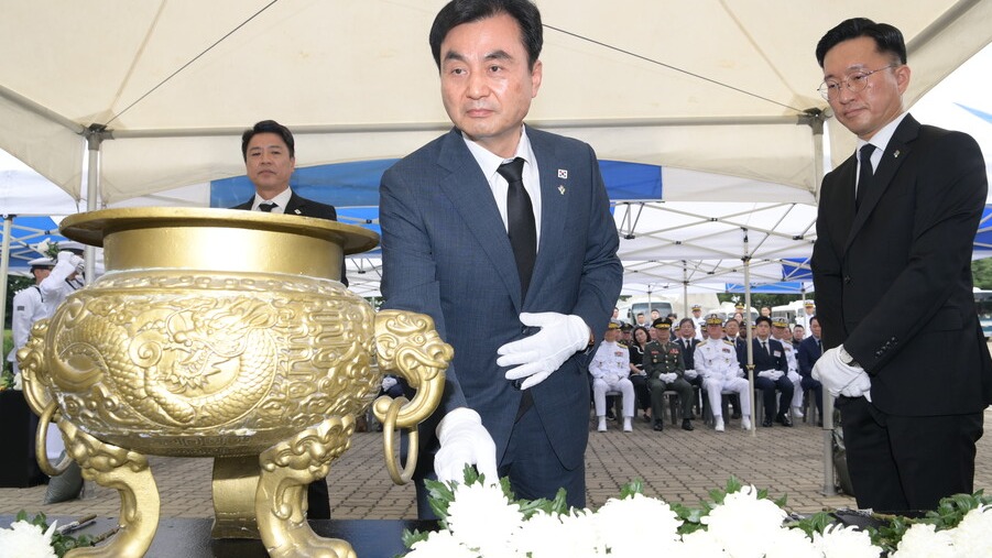 ▲ 국방부 장관 후보자로 지명된 더불어민주당 안규백 의원이 29일 제2연평해전 승전 기념식에 참석해 헌화하고 있다. ⓒ 해군