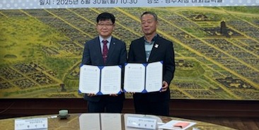 ▲ 황인상 국토안전관리원 영남지역본부장(왼쪽)과 최원학 경주시 도시개발국장(오른쪽)이 업무협약을 체결하고 있다. ⓒ 국토안전관리원