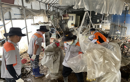 ▲ 대전 의용소방대가 침수 비닐하우스 복구활동을 하고 있다. ⓒ 소방청