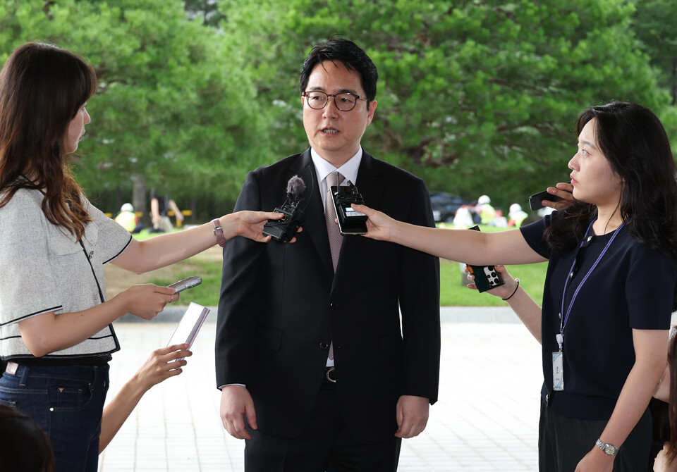 ▲ 사의를 밝힌 심우정 검찰총장이 2일 오전 서울 서초구 대검찰청으로 출근하며 취재진의 질문에 답하고 있다. ⓒ 연합뉴스