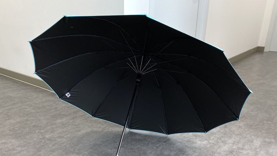 ▲ 기자가 사용한 양산은 내부가 암막처리돼 빛을 완벽하게 차단한다. ⓒ 최대성 기자