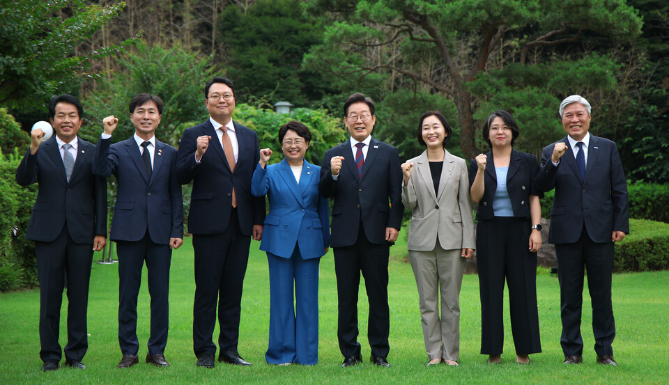 ▲ 이재명 대통령이 3일 서울 한남동 관저에서 야 5당 지도부와 오찬 회동을 하기 전 기념 촬영하고 있다. 왼쪽부터 진보당 윤종오 원내대표, 사회민주당 한창민 대표, 개혁신당 천하람 당대표 권한대행, 조국혁신당 김선민 당대표 권한대행, 이 대통령, 진보당 김재연 상임대표, 기본소득당 용혜인 대표, 조국혁신당 서왕진 원내대표. ⓒ 연합뉴스
