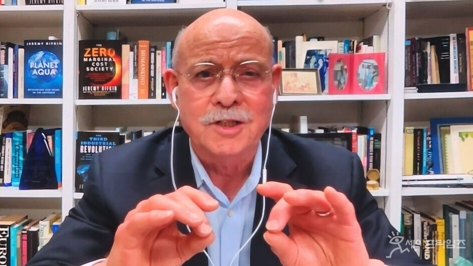 ▲ 제러미 리프킨 이사장이 제6회 인천국제해양포럼에서 온라인 기조연설을 하고 있다. ⓒ 김남겸 기자 