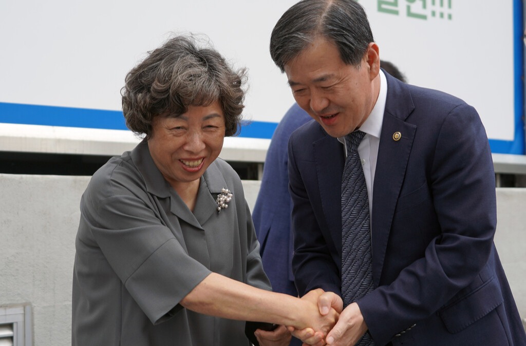 ▲ 신경림 대한간호협회장(왼쪽)과 이형훈 보건복지부 제2차관이 인사를 나누고 있다. ⓒ 보건복지부