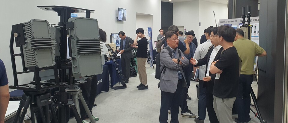 ▲ 정부 관계자와 전문가를 비롯한 포럼 참가자들이 행사장에 전시된 안티드론 장비를 둘러보고 있다. ⓒ 항공보안협회