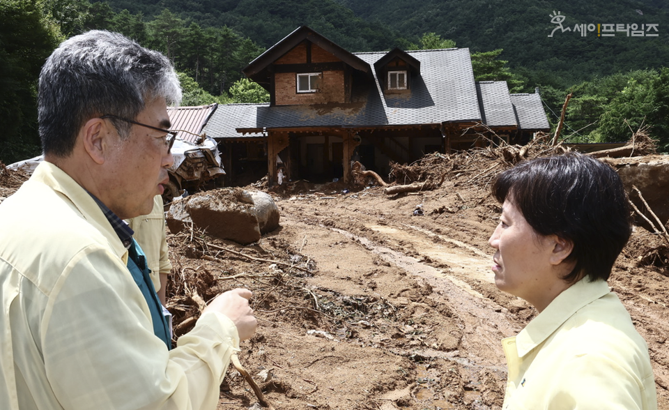 ▲ 송미령 농림축산식품부 장관이 기록적인 집중호우로 산사태가 발생한 경남 산청군을 방문해 피해 현황을 살펴보고 있다. ⓒ 농식품부