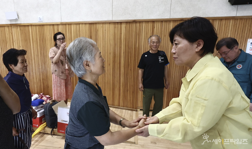 ▲ 송미령 농림축산식품부 장관(오른쪾)이 경남 산청읍 산엔청 복지회관을 방문해 호우피해로 대피 중인 주민들을 위로하고 있다. ⓒ 농식품부