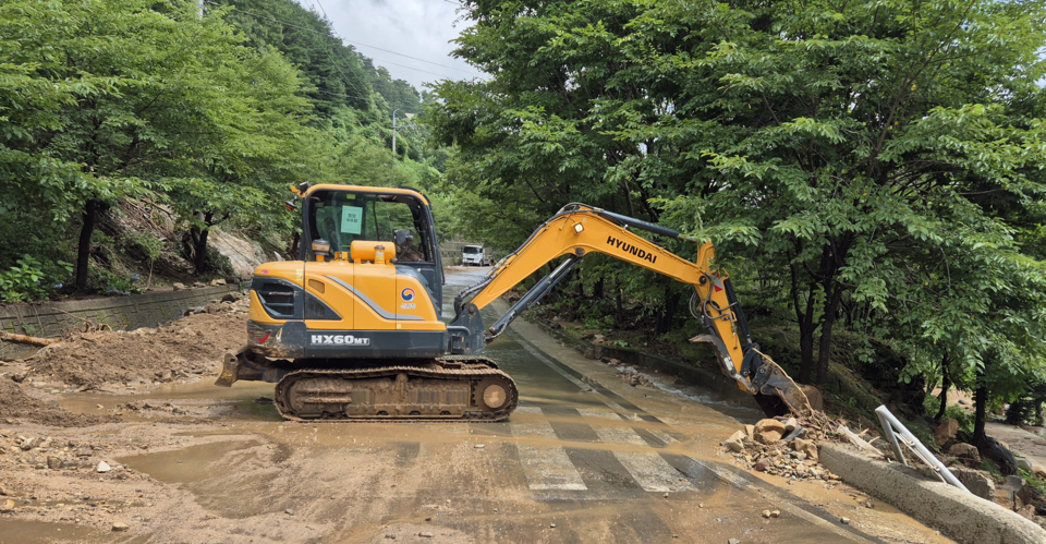 ▲ 산림청 산불재난특수진화대원들이 집중호우 피해복구를 지원하고 있다. ⓒ 산림청