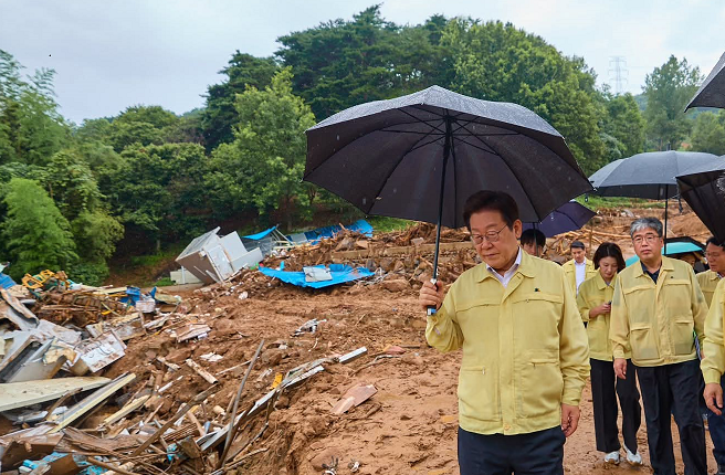 ▲ 이재명 대통령이 집중호우로 산사태가 발생한 경남 산청군 부리마을에서 피해 상황을 점검하고 있다. ⓒ 대통령실