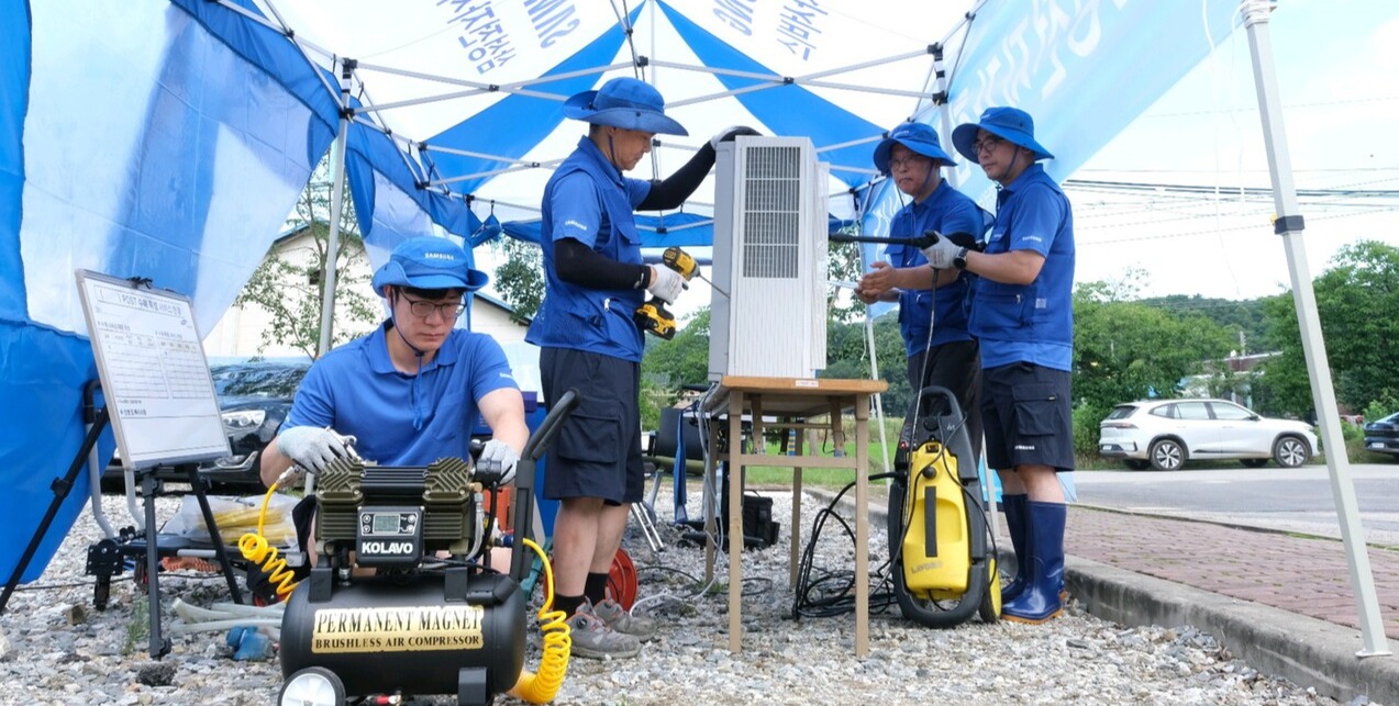 ▲ 삼성전자서비스 직원이 임시 설치된 이동 서비스센터에서 침수제품의 특별점검을 하고 있다.