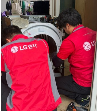 ▲ LG전자 직원이  피해 가구를 방문해 가전제품 점검 및 수리를 하고 있다. ⓒ LG전자