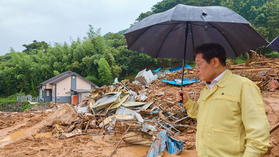 ▲ 이재명 대통령이 21일 경남 산청 집중호우 피해 지역을 방문해 현황을 살피고 있다. ⓒ 대통령실