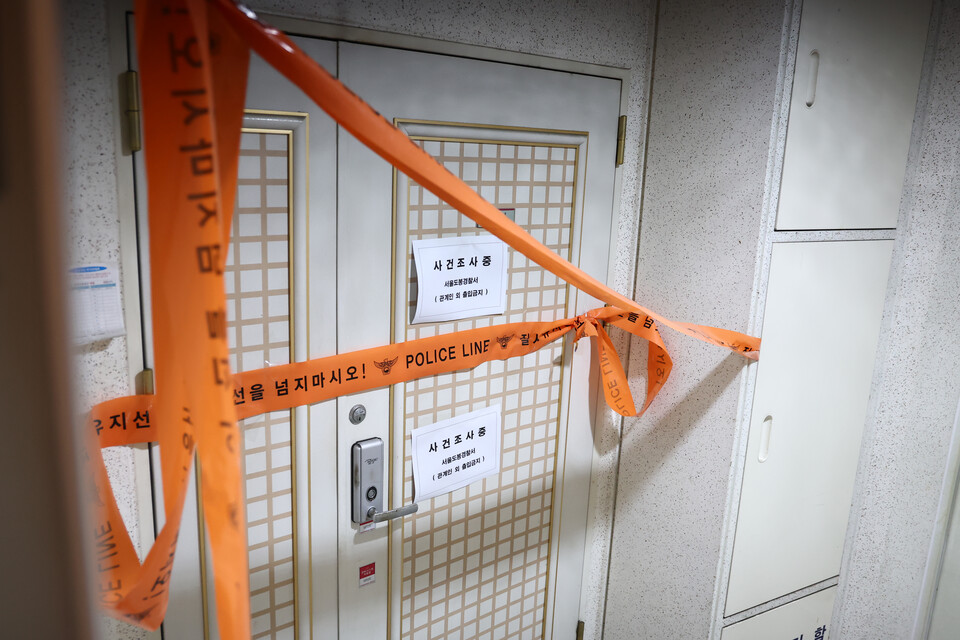 ▲ 인천에서 사제 총기를 발사해 가족을 숨지게 한 피의자의 주거지에 폴리스 라인이 설치돼 있다. 서울경찰청은 경찰특공대가 피의자의 서울 도봉구 쌍문동 주거지에서 신나와 타이머 등 사제 폭발물을 발견해 제거했다고 밝혔다. ⓒ 연합뉴스