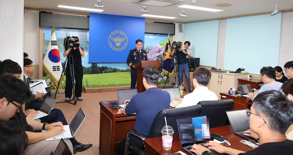 ▲  박상진 인천연수경찰서장이 지난 21일 인천 연수구 연수경찰서에서 송도국제도시 아파트 사제총기 아들 살해 사건과 관련 브리핑을 하고 있다. ⓒ 연합뉴스