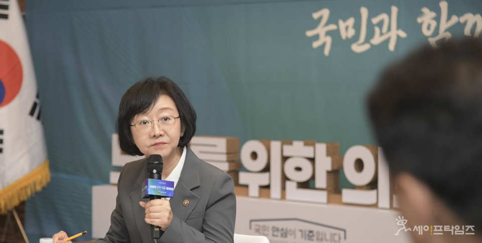 ▲ 오유경 식품의약품안전처장이 국민과 소통하며 의료제품 정책을 설계하기 위한 식의약 정책이음 열린마당 참가자의 말을 경청하고 있다. ⓒ 식약처