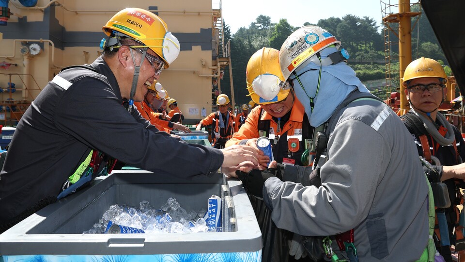▲ 김희철 한화오션 대표가 23일 거제사업장을 방문해 노동자들에게 음료수를 나눠주고 있다. ⓒ 한화오션