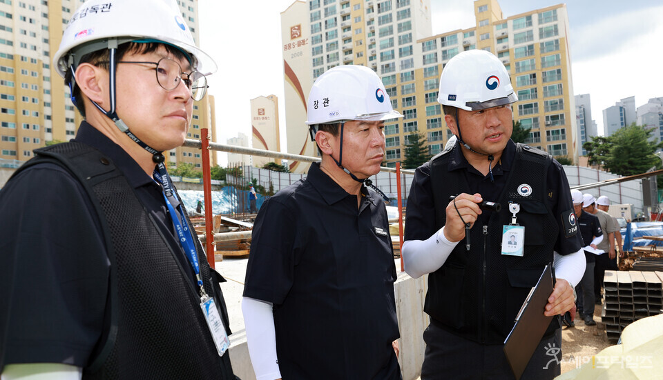 ▲ 김영훈 고용노동부 장관이 22일 경기도 남양주시 건설공사 현장을 방문해 건설노동자들의 안전실태를 점검하고 있다. ⓒ 고용노동부