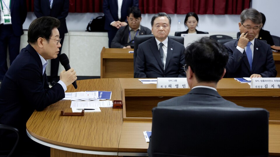 ▲ 이재명 대통령이 SPC삼립 시화공장을 찾아 산업재해 대책 마련을 강조하고 있다. 허영인 SPC 회장이 이 대통령의 모두발언을 굳은 표정으로 듣고 있다. ⓒ 연합뉴스