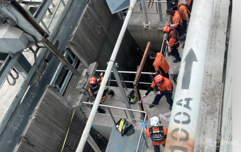 ▲ 인천시 계양구의 한 맨홀 내에서 작업 중 실종된 구조자에 대한 수색작업을 벌인 소방당국이 굴포하수처리장에서 숨진 채 발견된 실종자를 수습하고 있다. ⓒ 인천소방본부