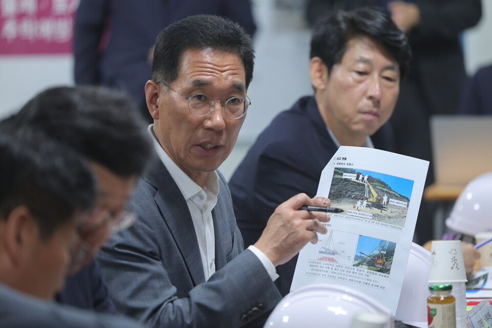 ▲ 더불어민주당 산업재해예방 태스크포스(TF) 단장인 김주영 의원이 31일 오전 포스코이앤씨의 경남 함양울산고속도로 의령나들목 공사 현장사무소에서 노동당국에 사고 관련 내용을 질의하고 있다. ⓒ 연합뉴스