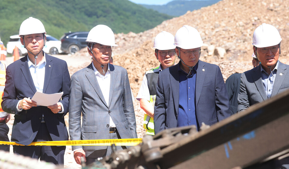 ▲ 31일 오전 더불어민주당 산업재해예방 태스크포스(TF)와 안호영 국회 환경노동위원장이 최근 노동자 사망사고가 발생한 포스코이앤씨의 경남 함양울산고속도로 의령나들목 공사 현장을 둘러보고 있다.  ⓒ 연합뉴스
