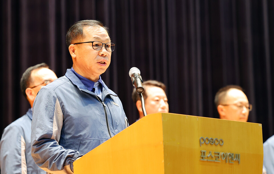▲ 정희민 포스코이앤씨 사장이 29일 인천 송도 본사에서 연이은 현장 사망사고와 관련한 담화문을 발표하고 있다. 이재명 대통령은 이날 오전 국무회의 모두발언을 통해 올해 포스코이앤씨 현장에서 연이은 산업재해 사고로 노동자들이 숨진 사실을 언급하며 질타했다. ⓒ 연합뉴스