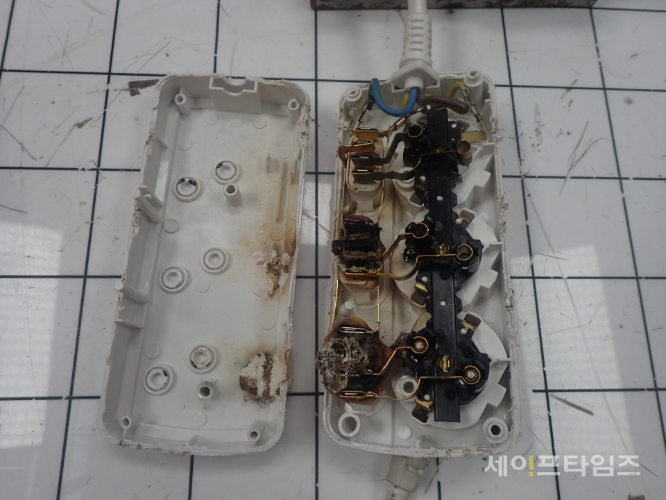 ▲ 전기소모량이 많은 기기를 문어발식으로 멀티탭에 연결해 사용하면 위험하다. ⓒ 부산소방본부