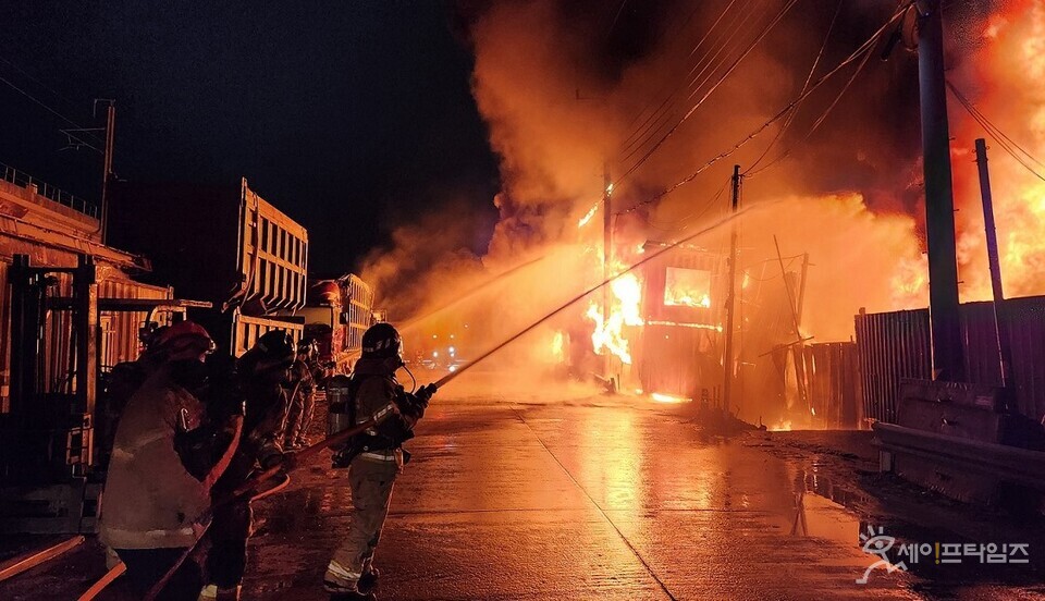 ▲ 소방관들이 화재를 진압하고 있다. ⓒ 대전시