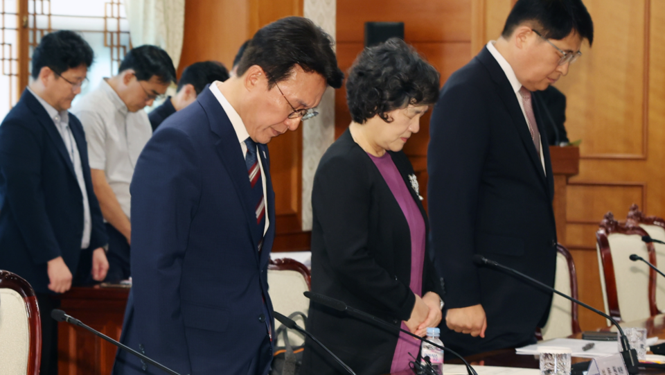 ▲ 김민석 국무총리가 4일 이태원참사 희생자 추모위원회에서 묵념을 하고 있다. ⓒ 총리실