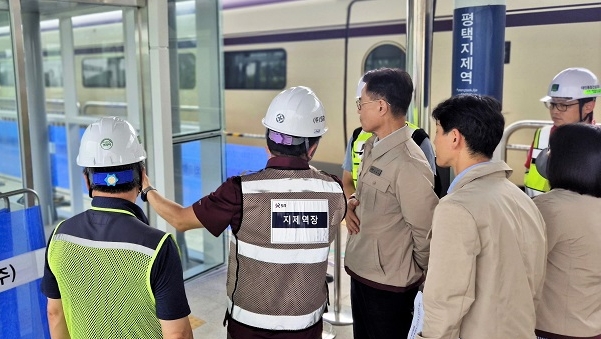 ▲ 이종국 에스알 대표이사(왼쪽 세번째)가 평택지제역 고객대기실을 점검하고 있다. ⓒ 에스알