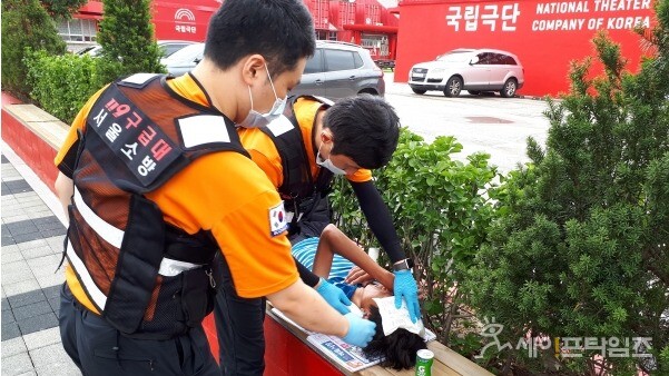 ▲ 구급대원이 온열질환자에게 얼음팩을 조치하고 있다. ⓒ 서울시소방재난본부