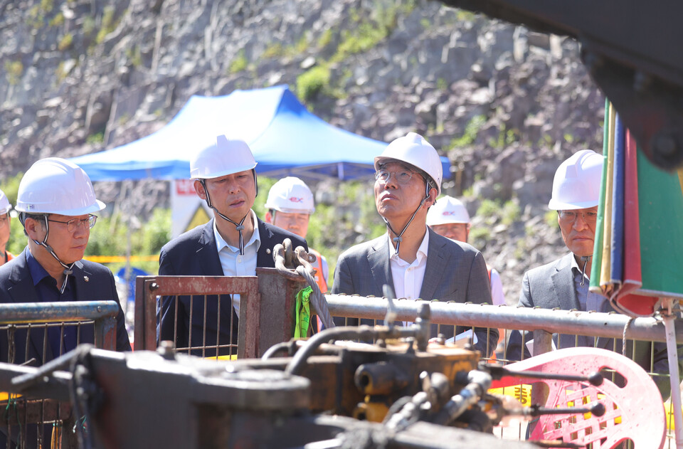 ▲ 더불어민주당 산업재해예방 태스크포스와 안호영 국회 환경노동위원장이 최근 노동자 사망사고가 발생한 포스코이앤씨 경남 함양울산고속도로 의령나들목 공사 현장을 둘러보고 있다. ⓒ 연합뉴스