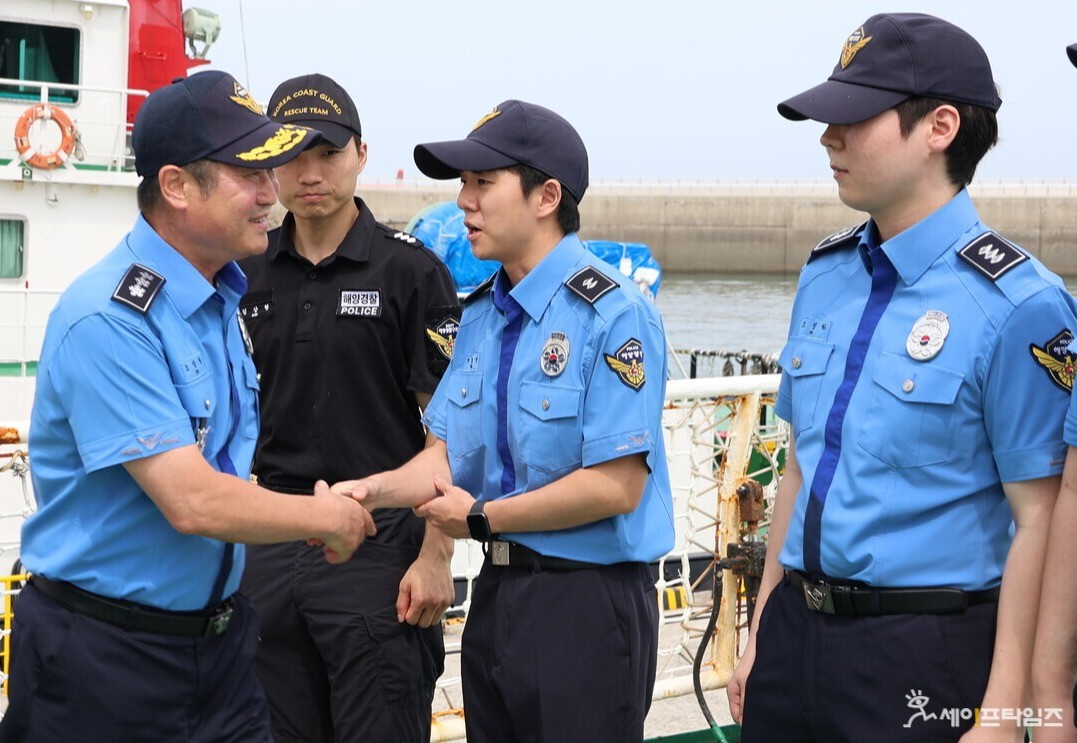 ▲오상권 중부지방해양경찰청장(왼쪽)이 서해안 일대 해상 치안 현장을 점검했다. ⓒ 중부해양경찰청