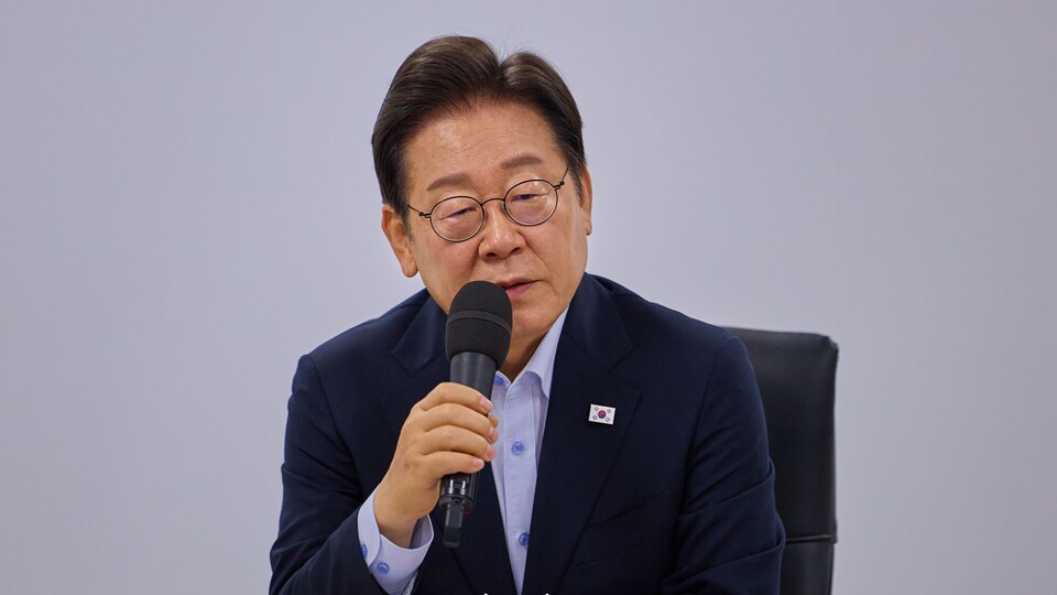 ▲ 이재명 대통령이 지난달 25일 SPC삼립 시화공장을 방문해 반복되는 산업재해 사망사고에 대해 질책하고 있다. ⓒ 대통령실