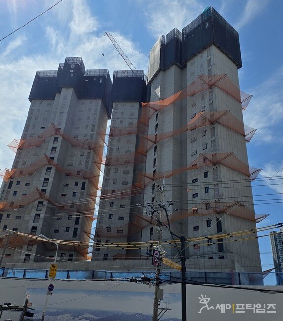 ▲ 경기 의정부 신곡동 'e편한세상 신곡 시그니처뷰' 아파트 신축 공사 현장에서 하청 노동자 김모씨가 추락해 숨졌다. ⓒ 김남겸 기자