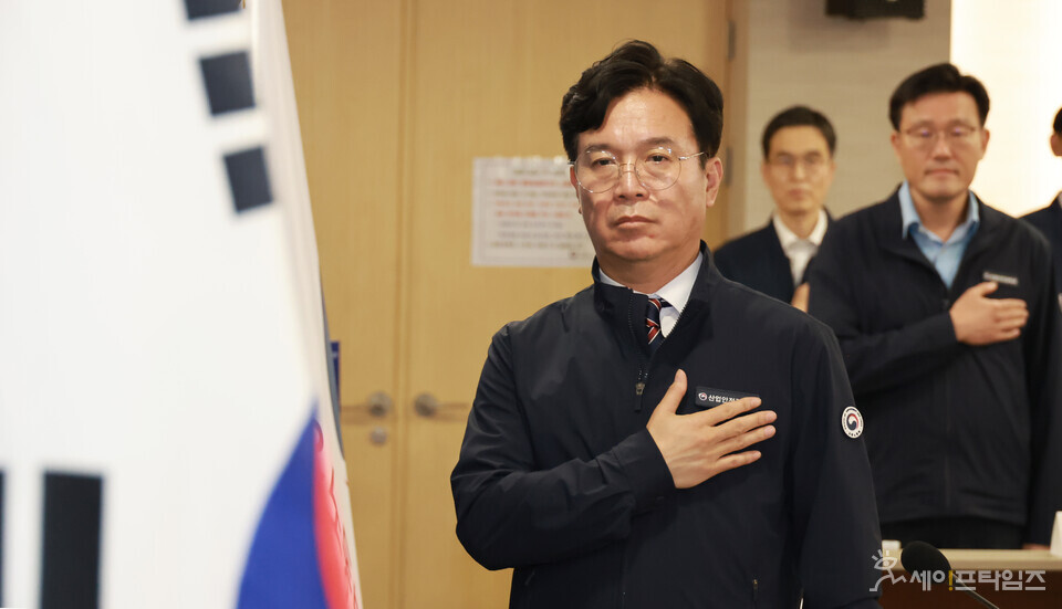 ▲ 김영훈 고용노동부 장관이 23일 서울고용노동청에서 열린 '안전한 일터 프로젝트 발대식'에서 국기에 경례하고 있다. ⓒ 고용노동부