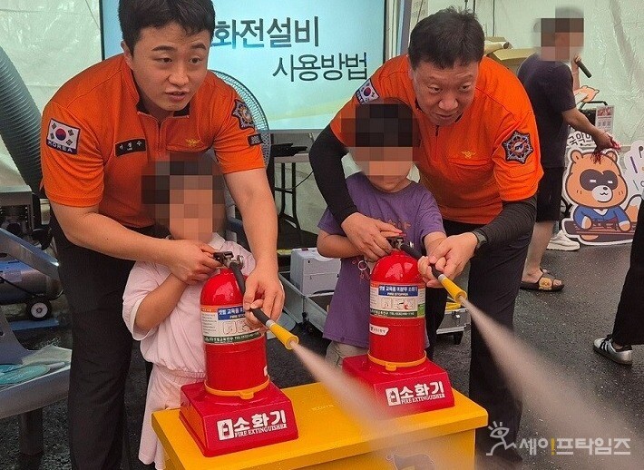  ▲ 대전 0시축제부스에서 한 어린이가 소화기 체험을 하고 있다. ⓒ 대전소방본부