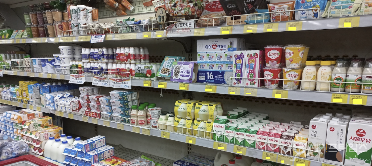 ▲ 마트에 우유 가공식품들이 진열돼 있다. ⓒ 세이프타임즈