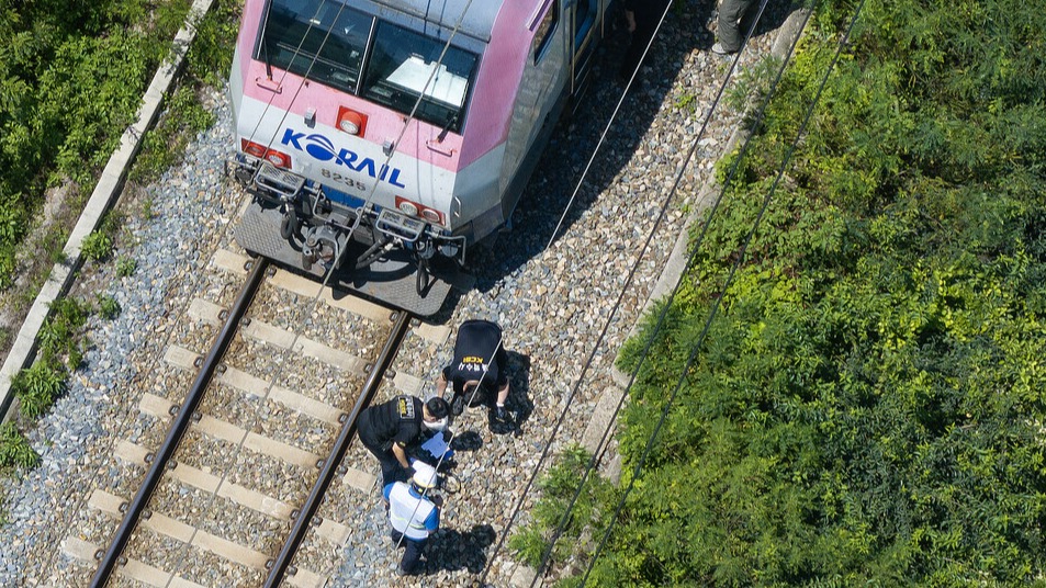 ▲ 19일 경북 청도의 경부선 철로 구간에서 노동자 7명이 열차에 치여 2명이 숨졌다. ⓒ 연합뉴스