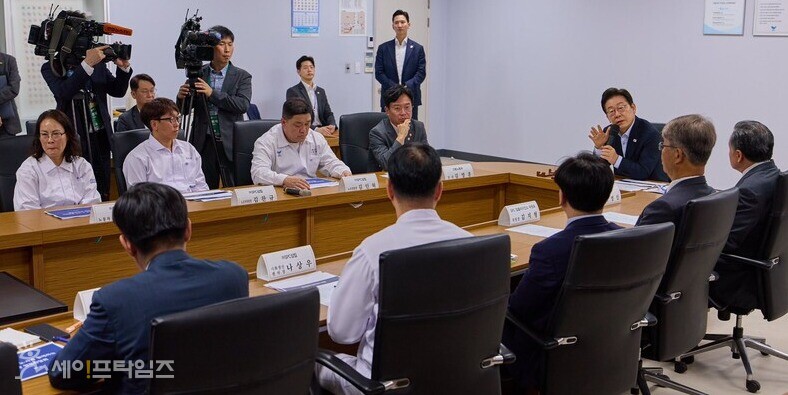 ▲ 이재명 대통령이 SPC삼립 허영인 회장을 바라보며 최근 사고에 입장을 밝히고 있다. ⓒ 이재명 대통령 페이스북