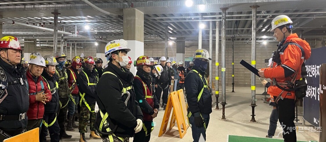  ▲ DL건설 관계자들이 현장에서 중대재해 예방 선포식을 하고 있다. ⓒ DL건설